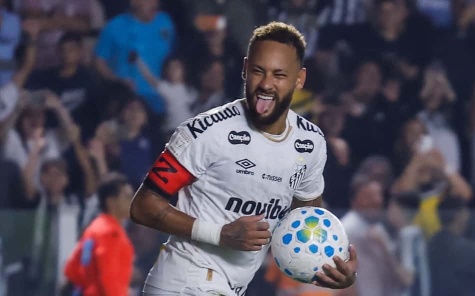 Neymar com a bola nas mãos corre para o centro do campo após gol pelo Santos