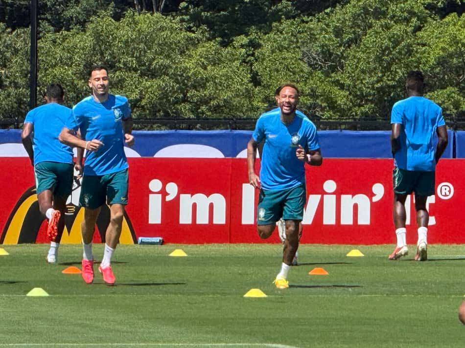 Neymar sorri e faz brincadeiras durante o treino da Seleção Brasileira