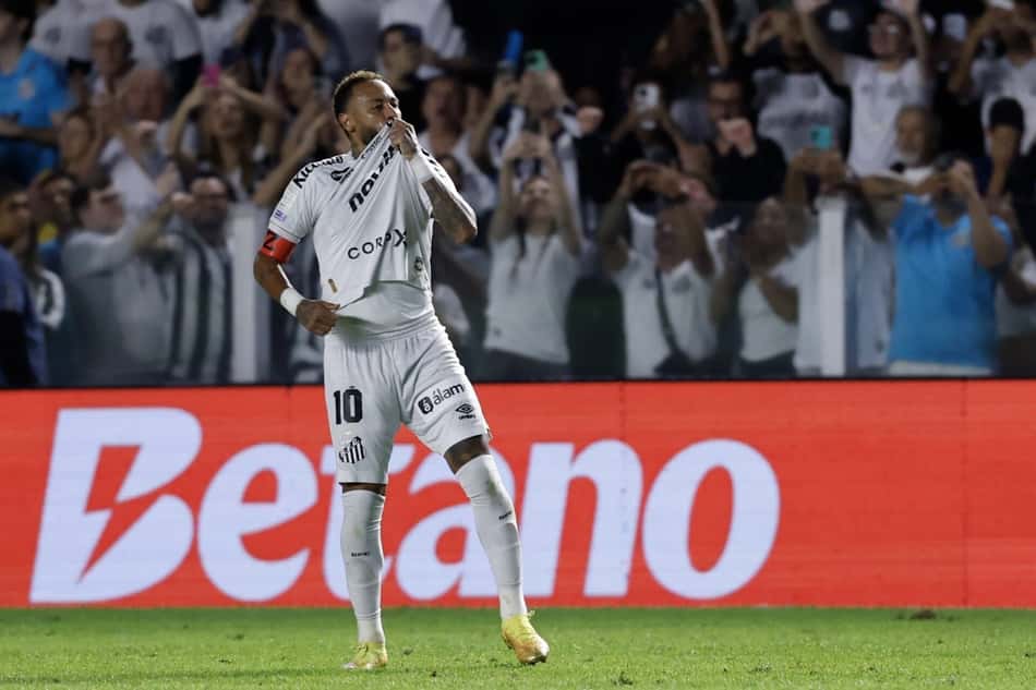 Neymar celebra gol em Santos x Chapecoense