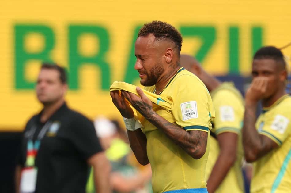 Neymar chora ao deixar o campo após a eliminação do Brasil após receber mais uma chance de Ancelotti na Copa do Mundo