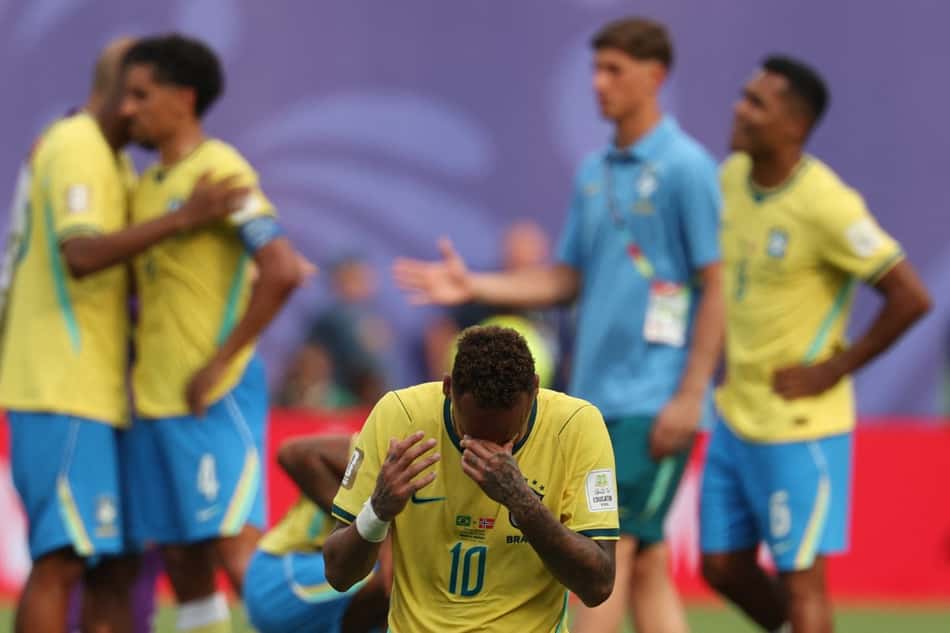 Ajoelhado, Neymar chora com a eliminação do Brasil na Copa do Mundo