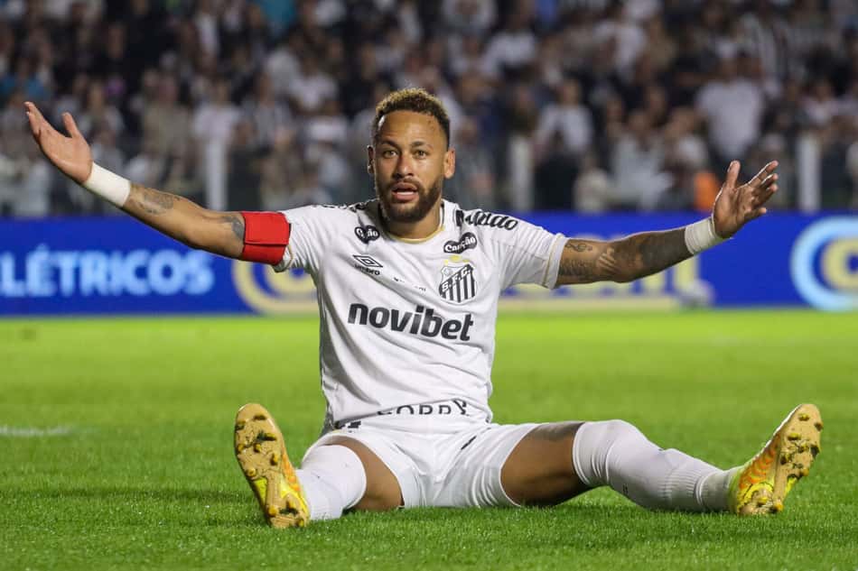 Neymar converte pênalti e garante empate para Santos contra Chape (Foto: THEO DAOLIO/EKOBANPRESS/FOLHAPRESS)