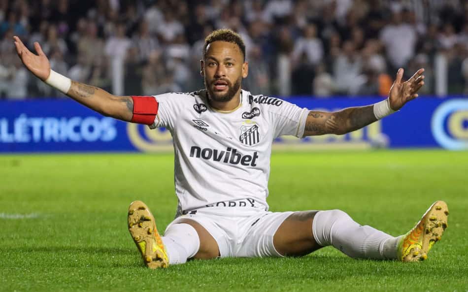 Neymar converte pênalti e garante empate para Santos contra Chape (Foto: THEO DAOLIO/EKOBANPRESS/FOLHAPRESS)