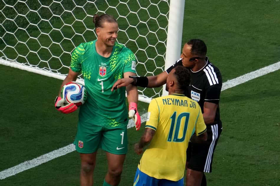 Neymar discute com goleiro Nyland após converter cobrança de pênalti