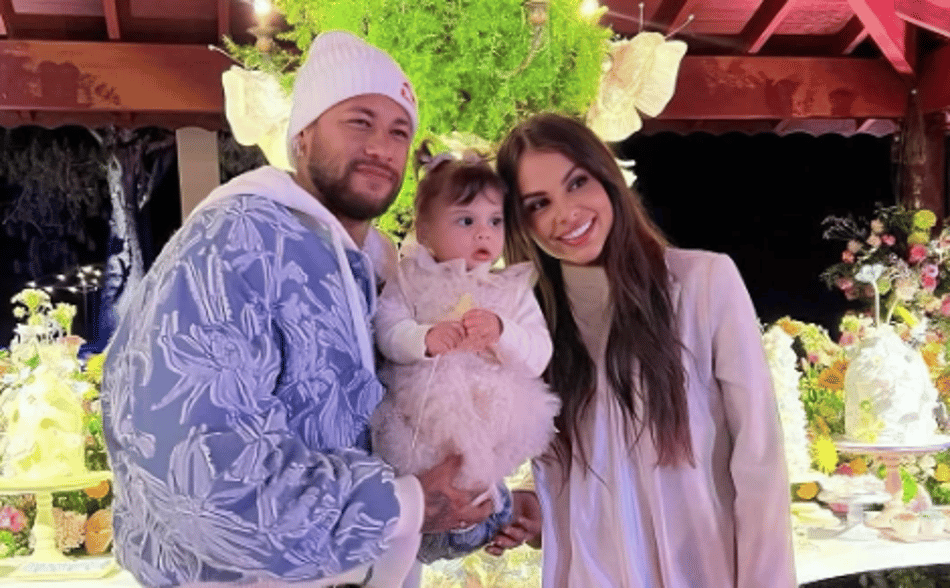 Neymar e Amanda Kimberlly seguram a filha Helena no colo e posam para foto