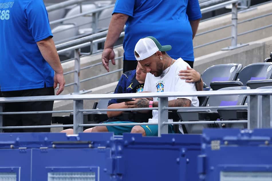 Neymar abraçado com Davi Lucca, seu filho, após eliminação do Brasil na Copa do Mundo