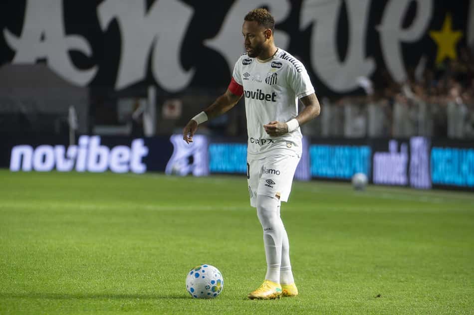 Neymar marca gol contra a Chapecoense na Vila Belmiro (Foto: Anderson Romao/AGIF/Folhapress)