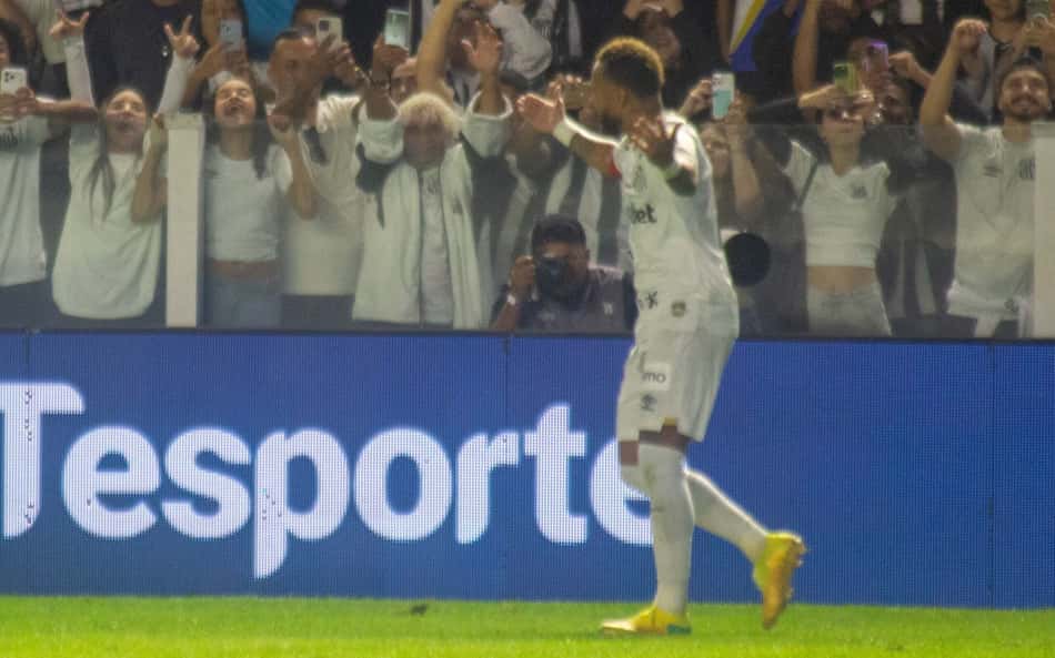 Neymar marca o primeiro gol da partida contra Chape (Foto: Rodrigo Jesus/Ag. F8/Folhapress)
