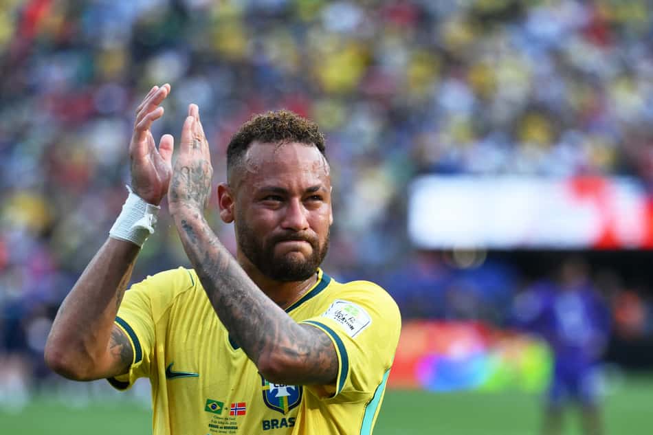 O atacante do Brasil, Neymar (nº 10), reage após a derrota na partida de futebol das oitavas de final da Copa do Mundo de 2026 entre Brasil e Noruega, no New York/New Jersey Stadium, em East Rutherford