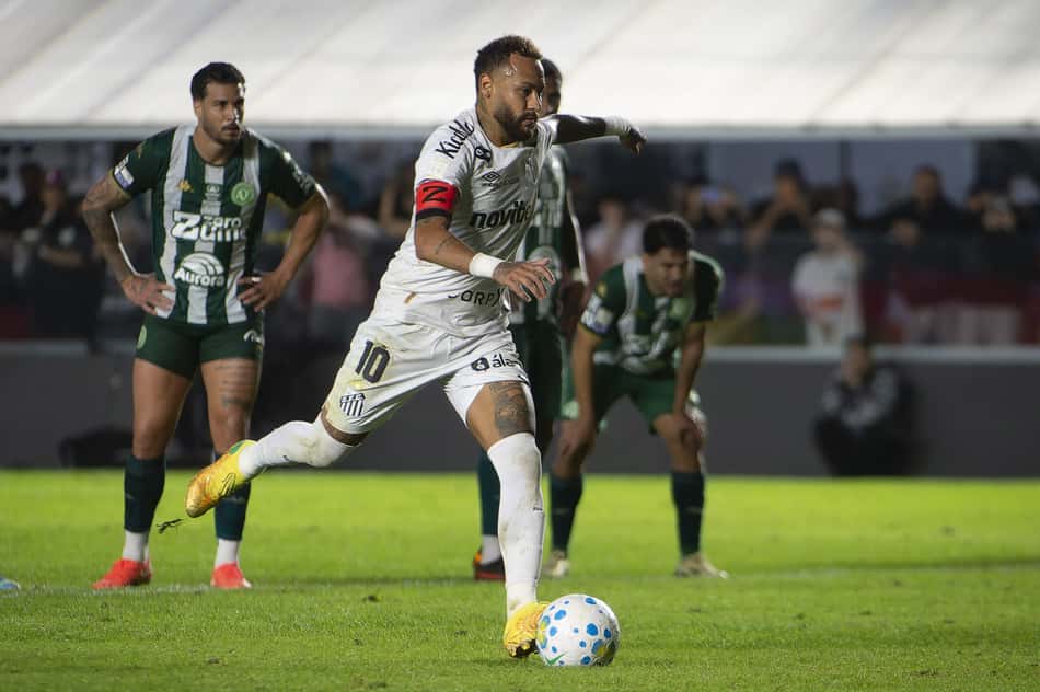 Neymar cobra pênalti pelo Santos contra a Chapecoense