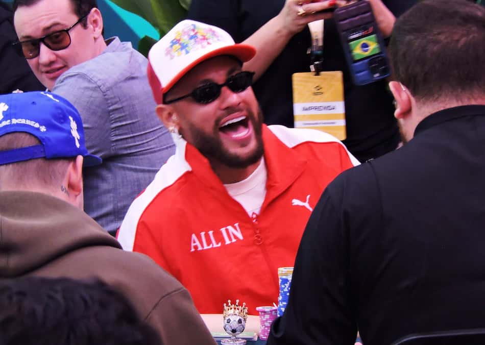 Neymar sorrindo em torneio de Poker
