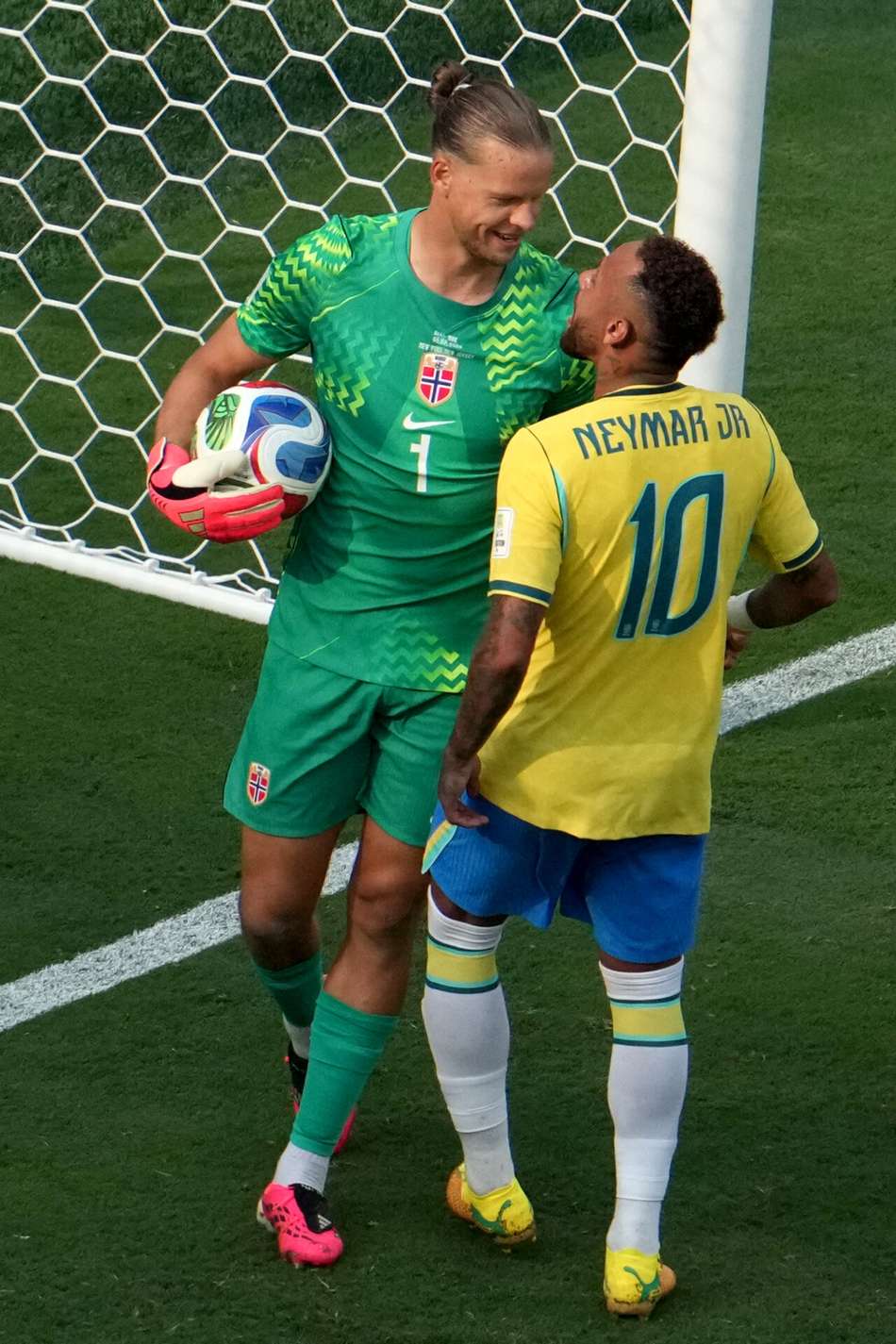 Neymar em discussão com goleira da Noruega na eliminação do Brasil