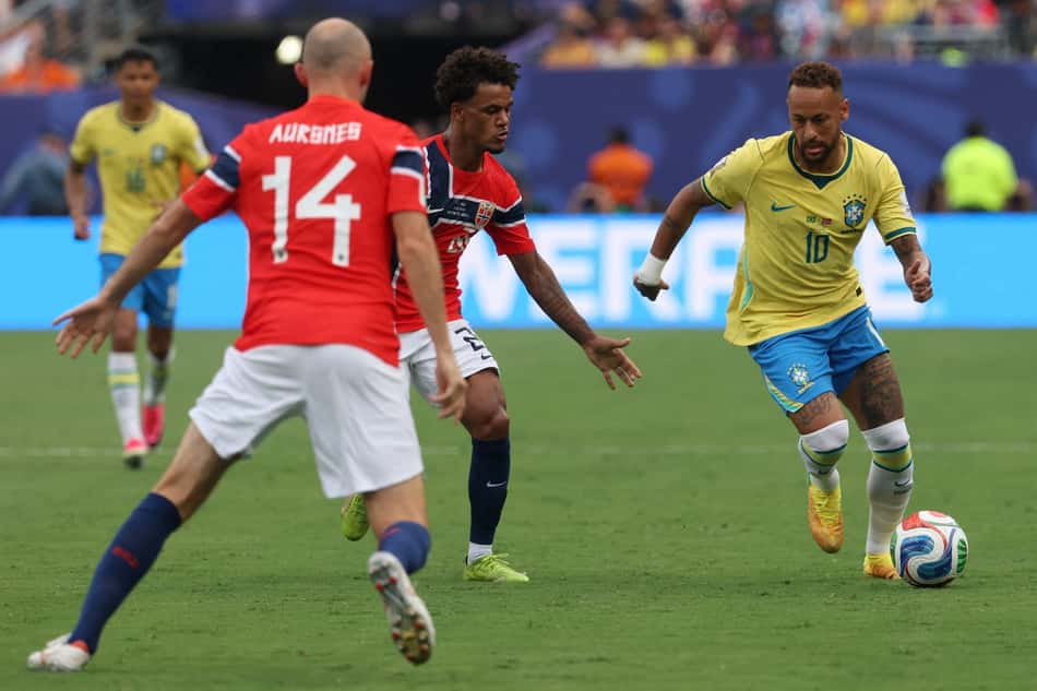 Neymar tenta levar Brasil ao ataque e encara dois defensores da Noruega