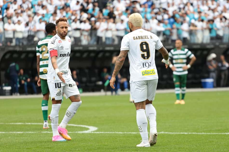 Neymar e Gabigol durante jogo entre Santos e Coritiba pelo Campeonato Brasileiro