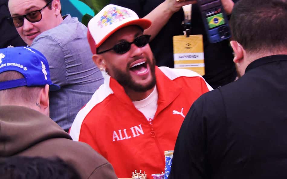 Neymar sorri durante torneio de Poker em São Paulo