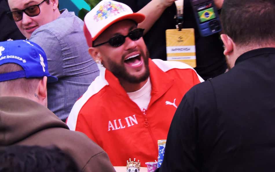 Neymar sorri durante torneio de Poker em São Paulo