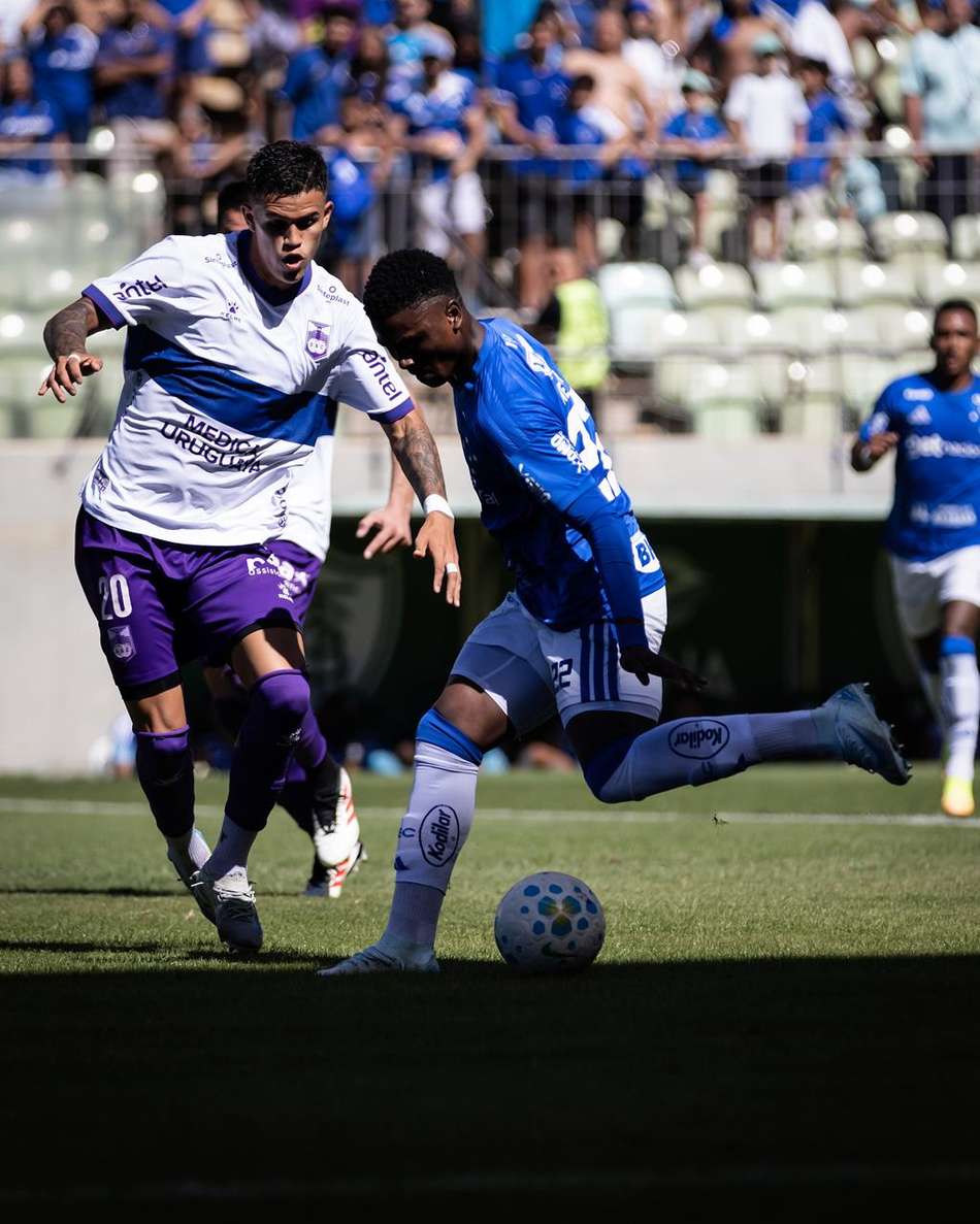 (Foto: Gustavo Aleixo/Cruzeiro) Neyser tenta finalização de fora da área
