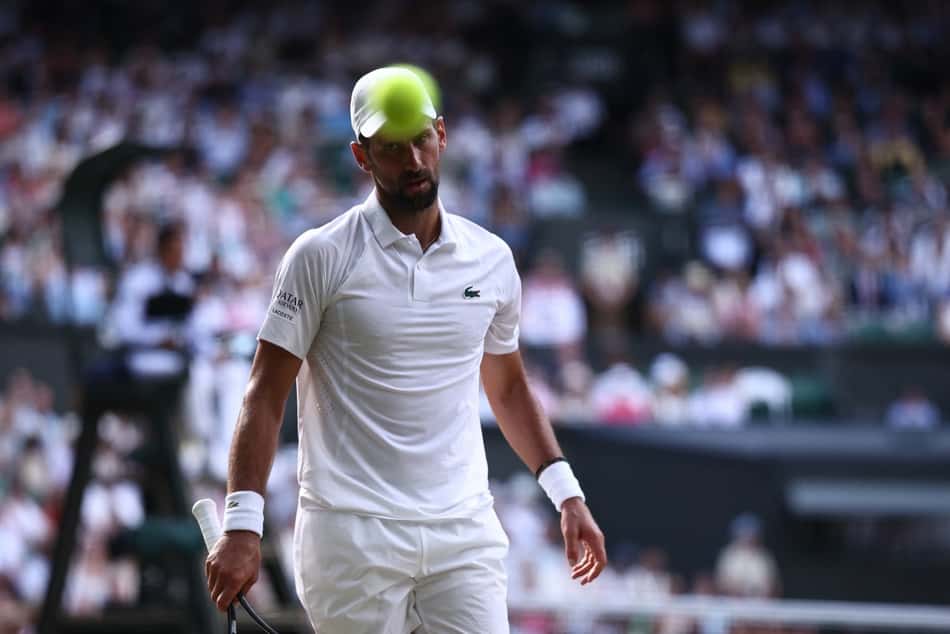 Novak Djokovic olha para a bola na derrota para o italiano Jannik Sinner