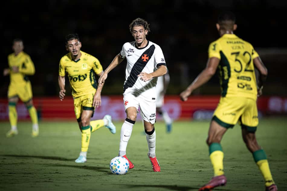Nuno Moreira conduz a bola na estreia do Vasco no Campeonato Brasileiro contra o Mirassol