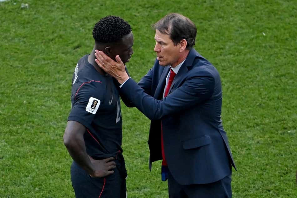 O americano Folarin Balogun é consolado pelo técnico da Bélgica, Rudi Garcia (Foto: David Ramos/Getty Images/AFP)