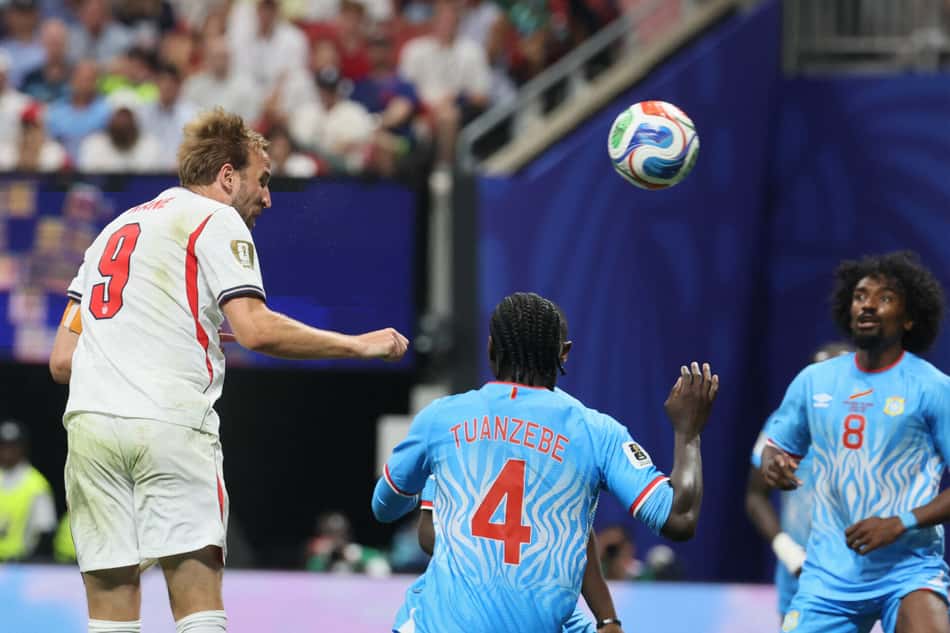 O atacante #09 da Inglaterra Harry Kane cabeceia a bola e marca o primeiro gol de sua equipe durante a fase 16 avos de final da Copa do Mundo de 2026 entre Inglaterra e República Democrática do Congo.