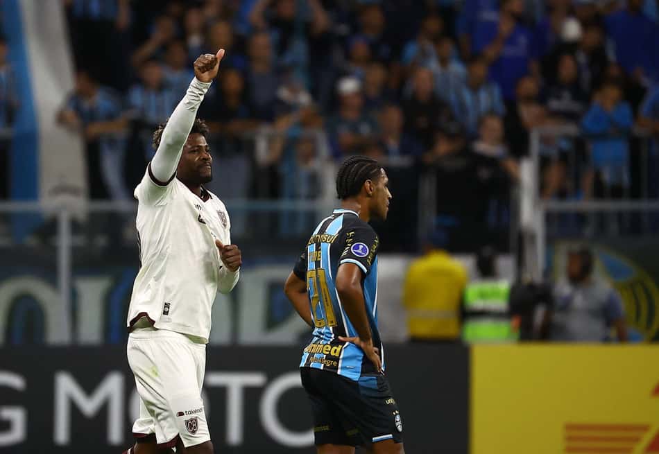 O atacante colombiano do Bolívar, #17, Dairon Asprilla, comemora após marcar no jogo de volta da Copa Sul-Americana entre o Grêmio, do Brasil, e o Bolívar, da Bolívia, no estádio Arena do Grêmio, em Porto Alegre