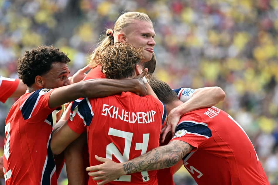O atacante norueguês #09 Erling Braut Haaland (C) comemora o primeiro gol de sua equipe durante a partida das oitavas de final da Copa do Mundo de 2026 entre Brasil e Noruega
