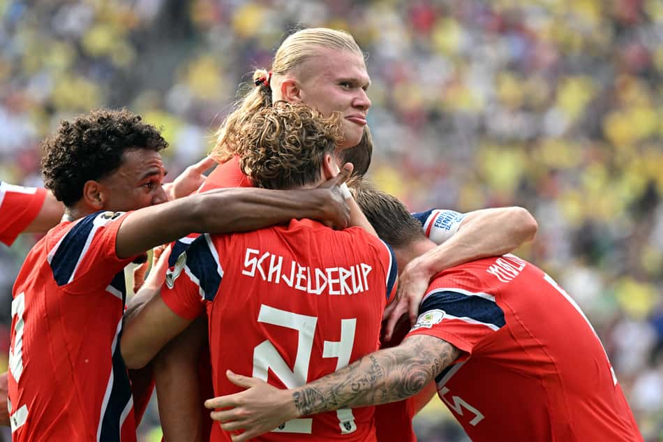 O atacante norueguês #09 Erling Braut Haaland (C) comemora o primeiro gol de sua equipe durante a partida das oitavas de final da Copa do Mundo de 2026 entre Brasil e Noruega