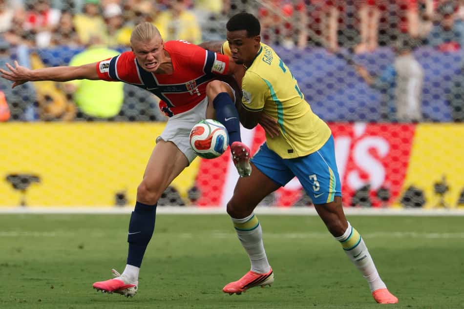 O atacante norueguês #09 Erling Braut Haaland e o zagueiro brasileiro #03 Gabriel Magalhaes disputam a bola durante a partida das oitavas de final da Copa do Mundo de 2026 entre Brasil e Noruega