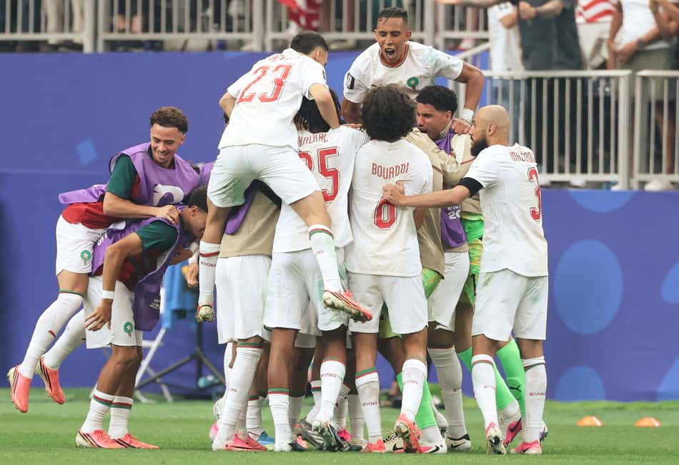 O meio-campista marroquino #08 Azzedine Ounahi comemora o primeiro gol de sua equipe com os companheiros durante a partida da fase 16 avos de final da Copa do Mundo de 2026 entre Canadá e Marrocos