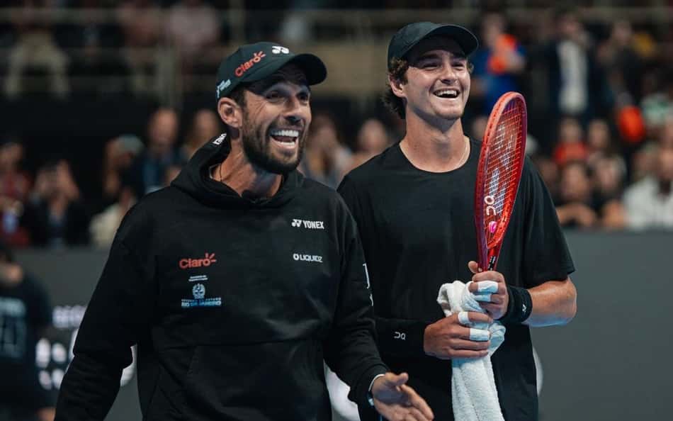 O técnico Guilherme Teixeira e João Fonseca durante jogo contra Nick Kyrgios