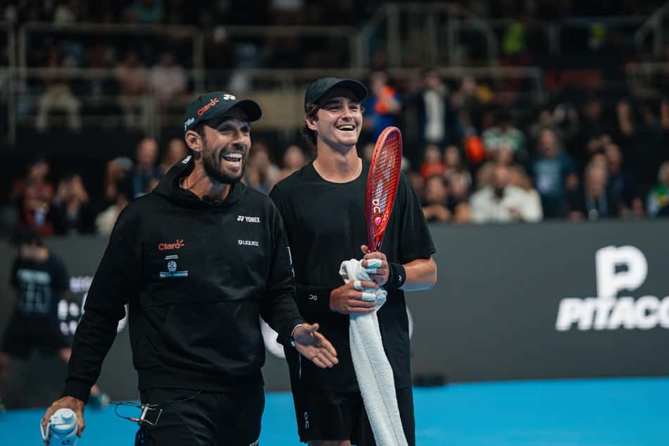 O técnico Guilherme Teixeira e João Fonseca durante jogo contra Kyrgios no Maracanãzinho 