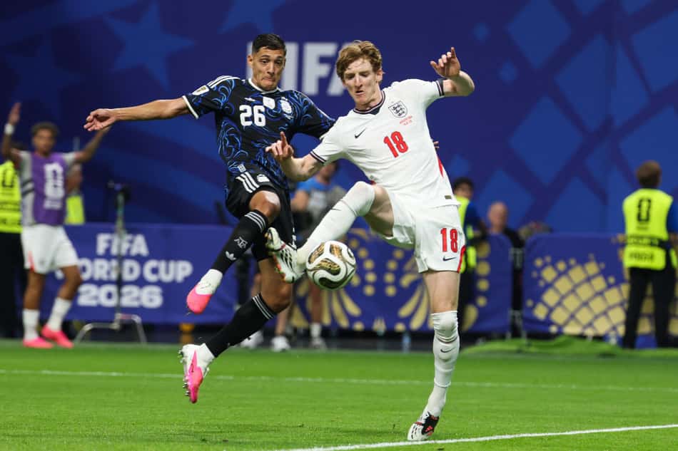 O zagueiro argentino #26 Nahuel Molina e o atacante inglês #18 Anthony Gordon disputam a bola durante a semifinal do torneio da Copa do Mundo de futebol de 2026 entre Inglaterra e Argentina