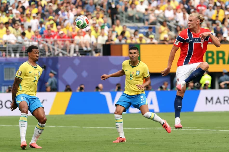Observado por Gabriel Magalhães e Casemiro, Haaland finaliza no primeiro tempo