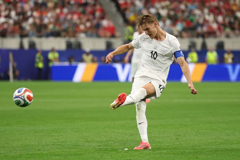 O meia Odegaard chuta a bola na vitória da Noruega sobre a Costa do Marfim pela Copa do Mundo