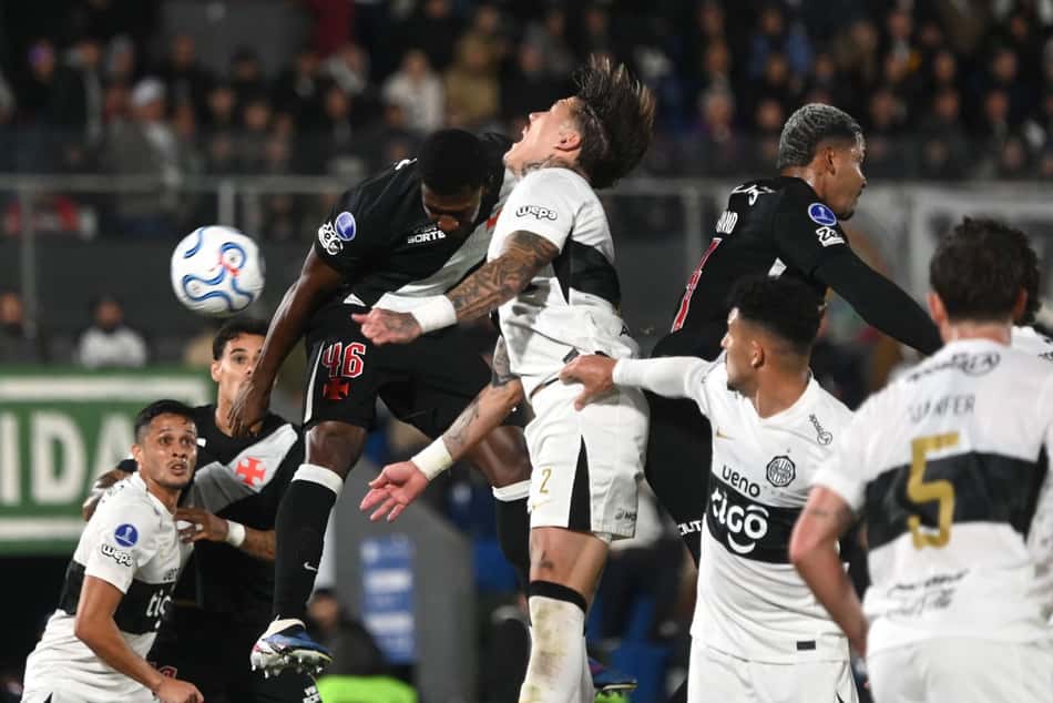 Jogadores de Olimpia e Vasco durante partida no Paraguai pela Sul-Americana