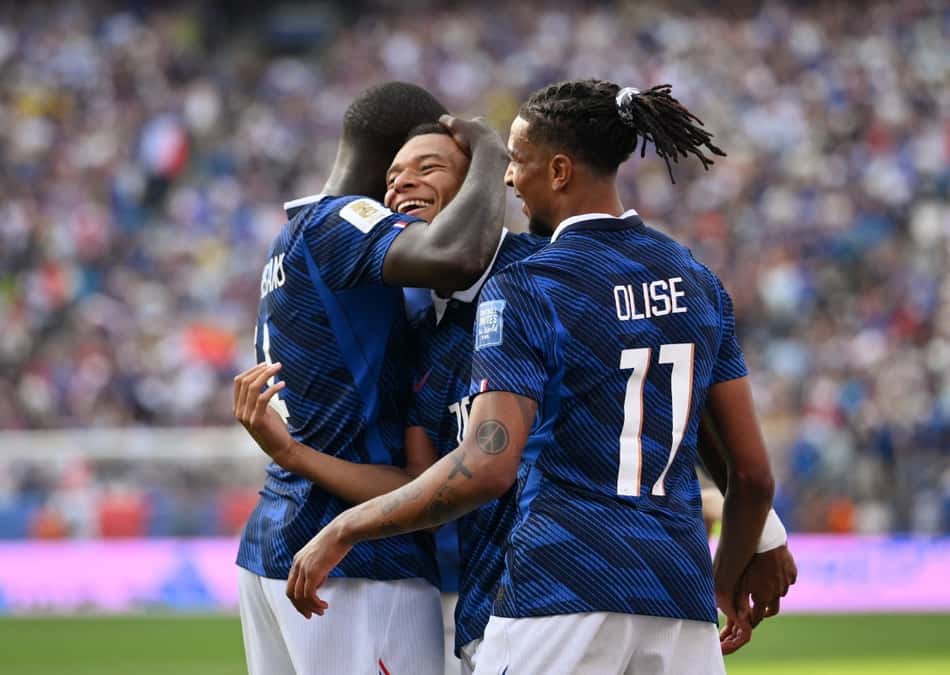 Olise e Mbappé comemorando gol marcado na partida da França contra a Suécia pela Copa do Mundo