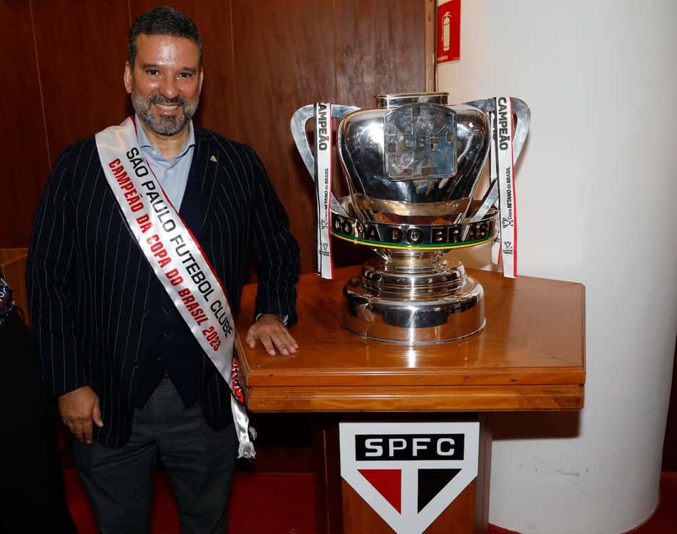 Olten Ayres ao lado da taça da Copa do Brasil, durante reunião do Conselho Deliberativo do São Paulo