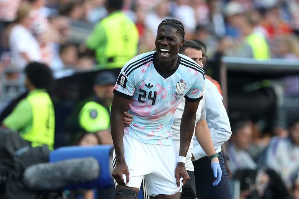 Onana faz cara de dor após se lesionar na vitória da Bélgica sobre os Estados Unidos, pela Copa do Mundo