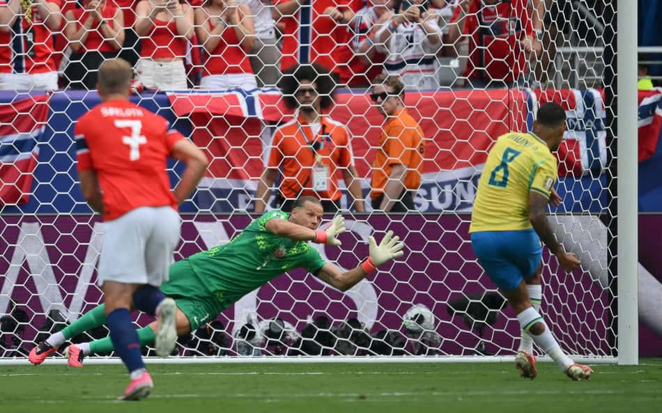 Contra a Noruega, Bruno Guimarães perde primeiro pênalti da carreira
