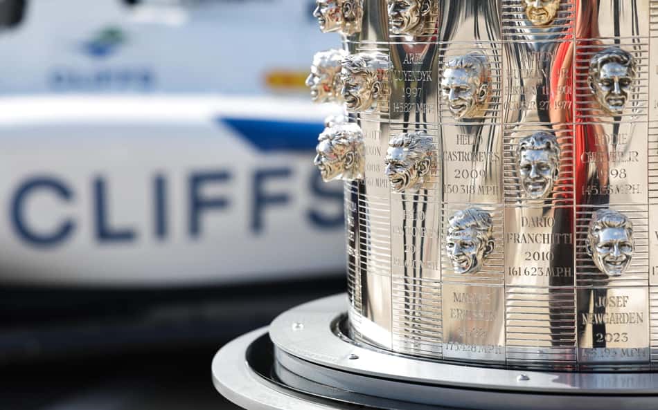 Os quatro títulos de Helio Castroneves em Indianapolis estão eternizados no troféu único da Indy 500