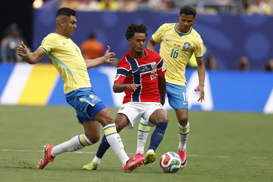 Oscar Bobb divide bola com Casemiro (Foto: EFE/EPA/WILL OLIVER ORG XMIT: EPA)