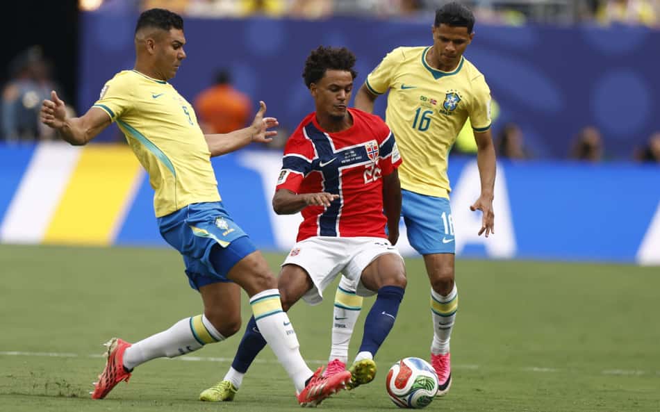 Oscar Bobb divide bola com Casemiro