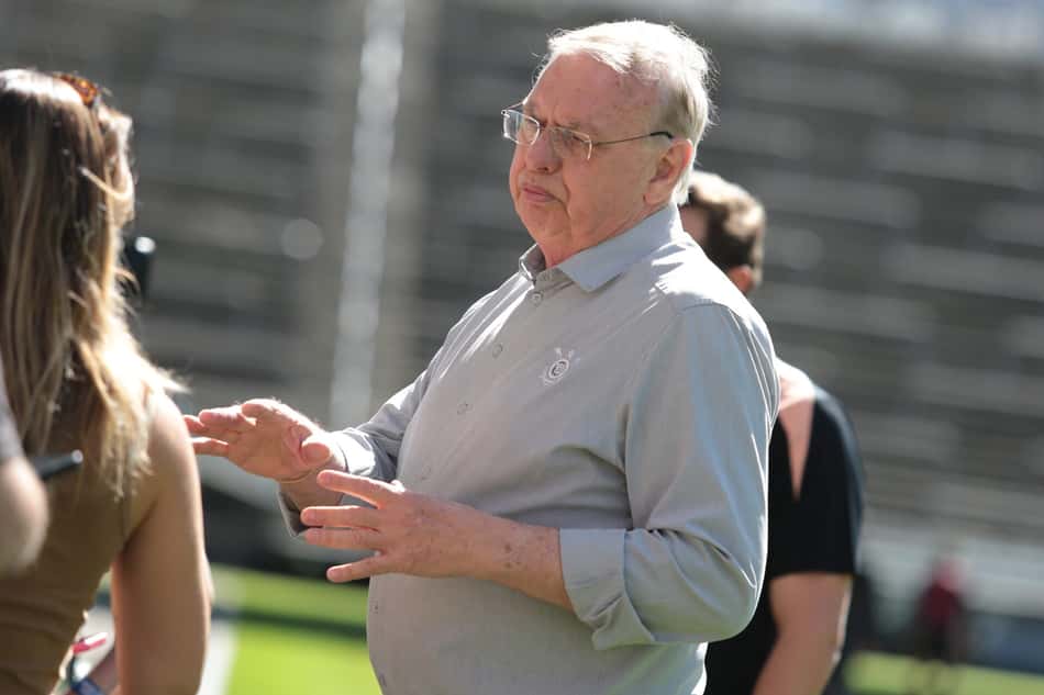 O presidente do Corinthians, Osmar Stabile, acena durante treino da equipe na Neo Química Arena