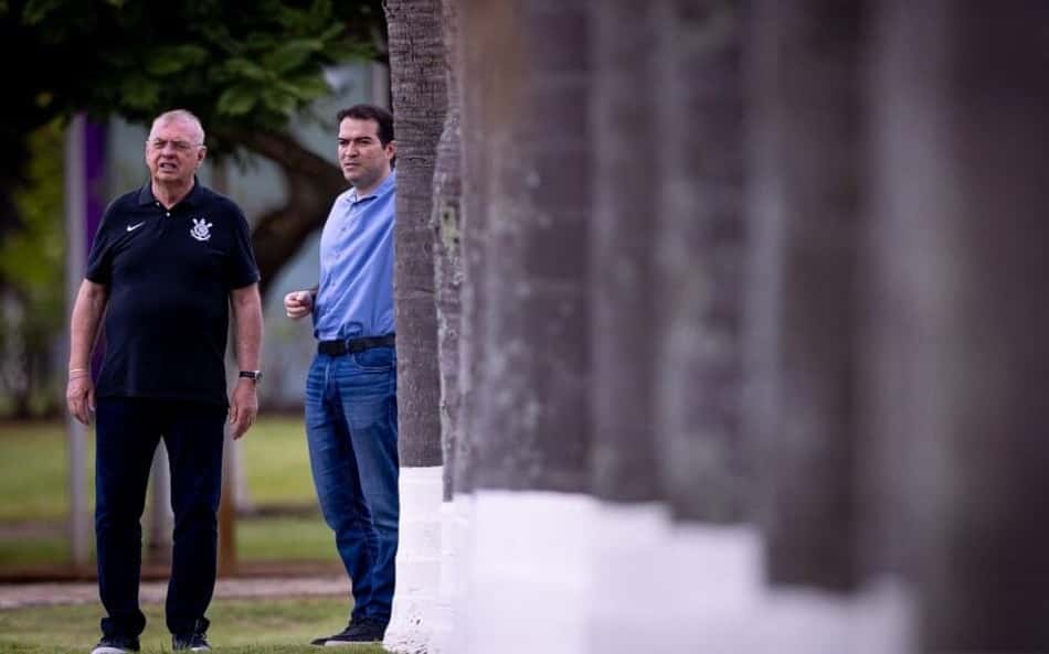 Osmar Stabile, presidente, e Marcelo Paz, executivo de futebol do Corinthians, olhando para frente e pensando