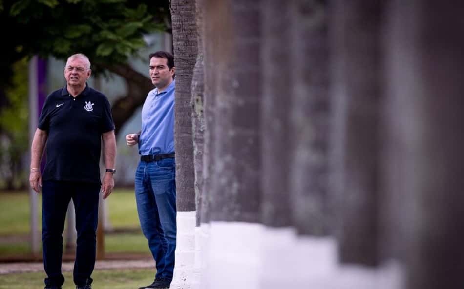 Osmar Stabile, presidente, e Marcelo Paz, executivo de futebol do Corinthians, olhando para frente e pensando