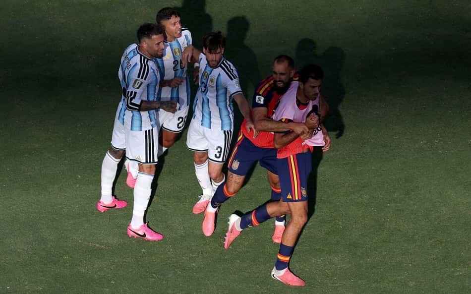 Torcedores detonam fala de Otamendi a Rodri após final da Copa: 'Coragem'