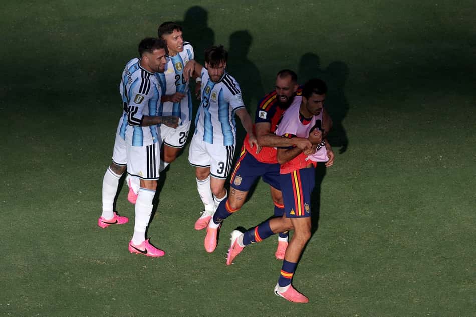 Atletas discutiram em Campo durante Argentina x Espanha (Foto: AL BELLO / GETTY IMAGES NORTH AMERICA / Getty Images via AFP)