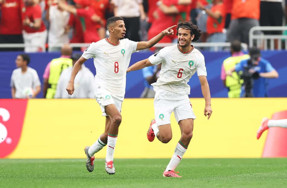 Ounahi comemora ao lado de Bouaddi gol marcado por Marrocos sobre o Canadá na Copa do Mundo
