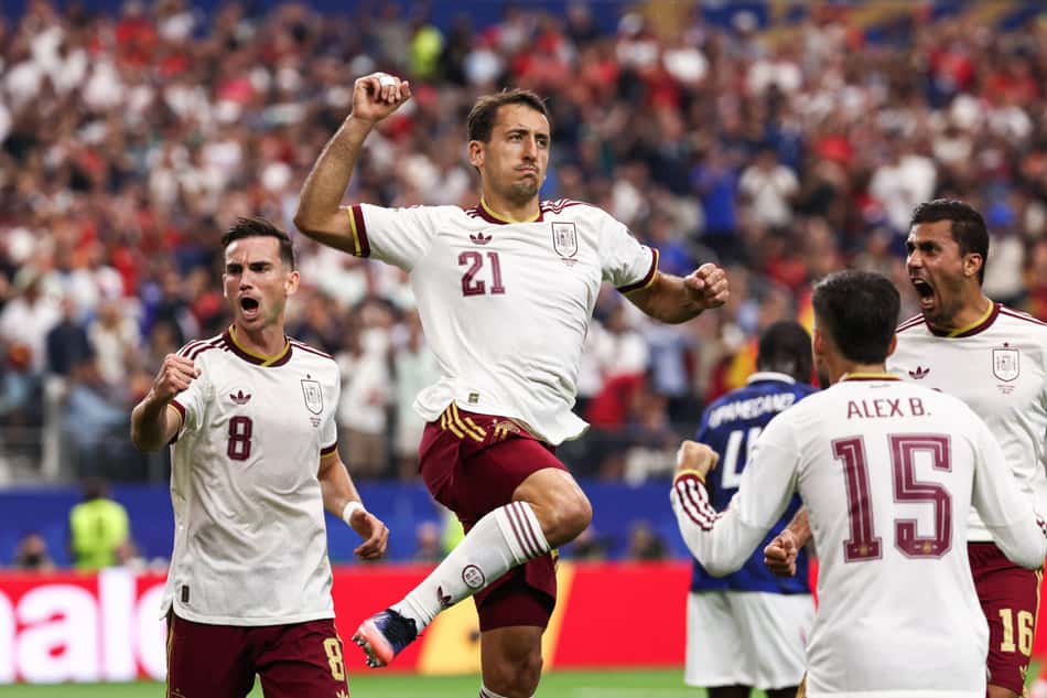 Oyarzabal comemora gol da Espanha contra a França na Copa do Mundo